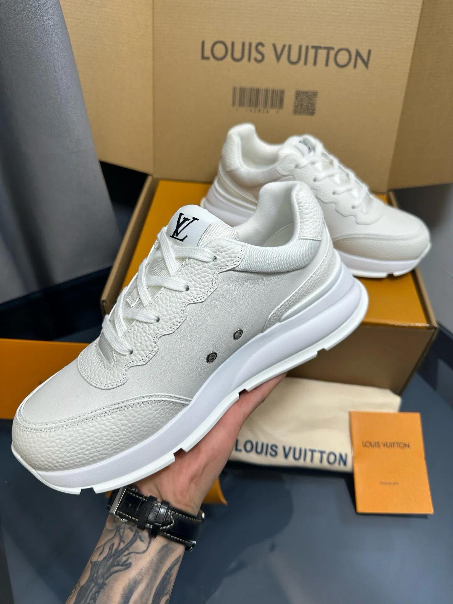 Factory price: 700💰🌈LV | Louis Vuitton 2025𝐬𝐬 🧡💚2025 spring and summer new style top version‼ ️The original version is the same. The counter focuses on the latest casual shoes and new hard goods🆕 ❥Purchasing agent level! Full of high-end feel! A popular model among bloggers at home and abroad, it’s retro and fashionable, and looks stunning on your feet! Wear a lot of happiness! The official website's main recommendation★ ━━━━━ ЅᏇєєt ━━━━━ ▪️Upper: Original custom-made imported calfskin fabric ▪️Inner: breathable gauze imported from Italy ▪️Outsole: rubber foam ➕t men's men's shoes 💰u high-end outsole ▪️Color: nine colors available ▪️Shoe size: 35-44, (45, 46 customized)